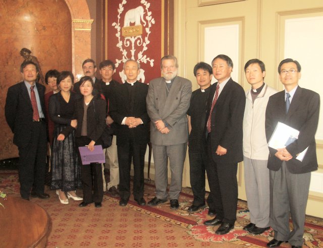 mgr Chang, mgr Punt temidden van leden Koreaanse gemeenschap