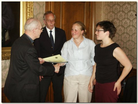 Mgr Van Burgsteden, pater H. Post O. Carm., Eva Brandse en Laura Bakker