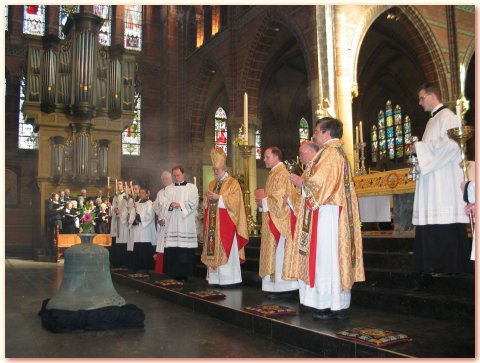 Inzegening nieuwe klok St. Vituskerk