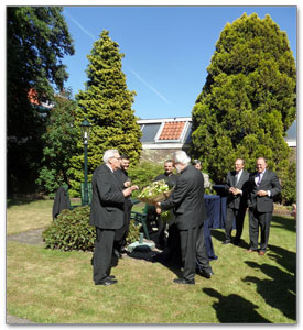 Bloemetje voor mgr. Stam bij gouden priesterfeest