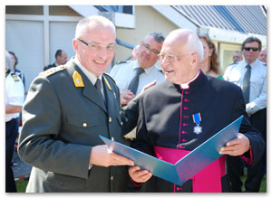 Vicaris-generaal mgr. Frans Kuttschrütter ontving in mei 2010 reeds het ereteken van verdienste van de Krijgsmacht Vicaris-generaal mgr. Frans Kuttschrütter ontving in mei 2010 reeds het ereteken van verdienste van de Krijgsmacht