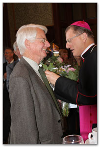 Voor zijn vele verdiensten werd de heer Everard door de Bisschop van Haarlem-Amsterdam onderscheiden met het Ereteken van Sint Bavo.
