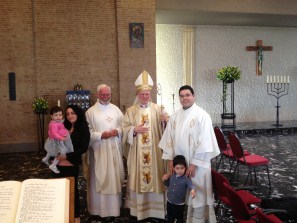 Met de pastoor, pater Peelen, de nieuwe diaken en zijn gezin