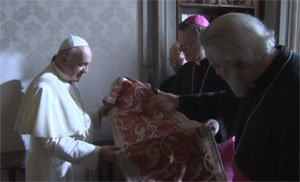 Mgr. Punt biedt paus Adventsactie tafelloper aan