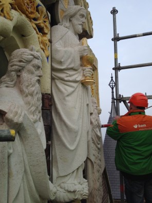 Drie beelden ingewijd bovenop de kathedraal