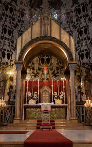 Blik op het fraaie altaar van de Sint Agneskerk.