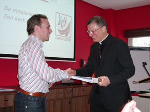 Overhandiging van het boek Hands On aan mgr. Hendriks