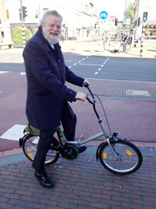 Mgr. Punt op de fiets naar de Kathedraal