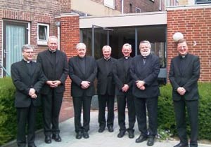 Jaargenoten van het seminarie en mgr. Gijsen bij de herdenking van hun priesterwijding