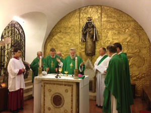 Mgr. J. Punt ging voor in de eucharistieviering op vrijdagochtend in de Crypte van de St. Pieter Mgr. J. Punt ging voor in de eucharistieviering op vrijdagochtend in de Crypte van de St. Pieter
