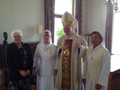In het midden Zuster André met onderscheiding en Mgr. Hendriks; daarnaast twee medezusters