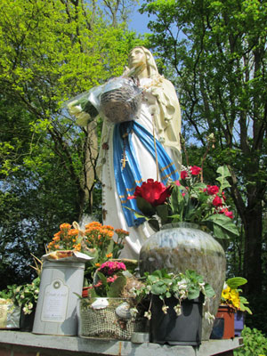 Maria van Lourdes bij de vijver in het bedevaartpark