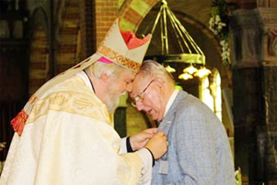 Mgr. Punt spelt de Bavopenning op bij koster Joop Helmerhorst