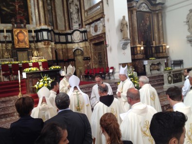 Inwijding Mozes en Aäronkerk - bij de uittocht na de Mis, midden boven het hoofdaltaar de Christusicoon van Sant’ Egidios