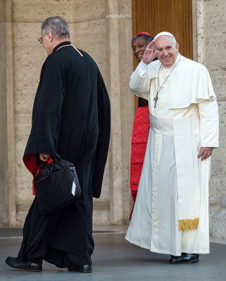 Paus Franciscus begroet de fotograaf vlak voordat hij de synode opent (foto: Mazur/catholicnews.org.uk)