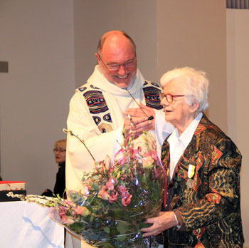 Pastoor Anton Overmars reikt de Bavopenning uit aan mw. Nelly Belleman