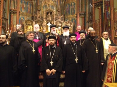 Na de viering gingen velen met de Patriarch op de foto, ook de bisschoppen en priesters.