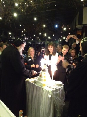 Voor de genodigden was er na afloop nog een maaltijd, waarbij een speciale taart werd gepresenteerd die door de Patriarch werd aangesneden.