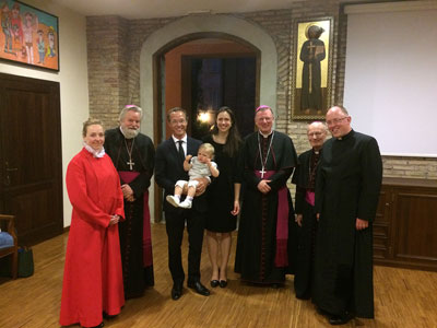 v.l.n.r. Dirigent van de bavocantorij Sanne van Nieuwenhuijzen, mgr Punt, Prins Jaime, zijn dochter prinses Zita Clara, zijn vrouw prinses Viktória Cservenyák, mgr Hendriks, mgr van Burgsteden en kanselier Eric Fennis