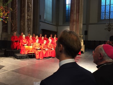 Prins Jaime en de Nuntius luisteren naar het Bavokoor Prins Jaime en de Nuntius luisteren naar het Bavokoor