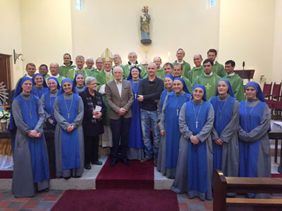 Groepsfoto met ouders, broer, priesters en zusters (met bloemenkrans precies in het midden is zr. Iuxta)