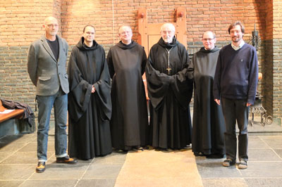 De novicen, postulant en geïnteresseerden samen met de abt van de Abdij van Egmond