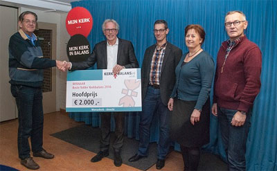 De Marcuskerk in Utrecht neemt de eerste prijs in ontvangst van de vorige wedstrijd voor de beste Kerkbalansfolder