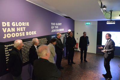 Algemeen directeur van het Joods Historisch Museum Emile Schrijver (rechts)