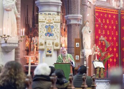 Mgr. Punt houdt de homilie