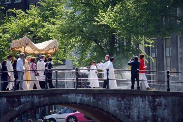 De tegenwoordige processie trekt over de grachten van de stad