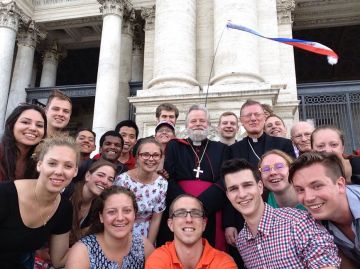 Mgr. Punt en Mgr. Hendriks met de jongeren op bedevaart in Rome in 2015