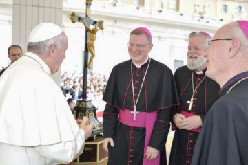 Mgr. Jan Hendriks met mgr. Jozef Punt en mgr. Jan van Burgsteden bij paus Franciscus