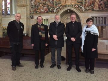 V.l.n.r. koster Stefan van Rijt; mgr. Ron van den Hout, mgr. Jozef Punt, Mgr. Hendriks en mw. Laura Bolondi