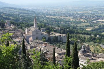 Zicht op de Basiliek van Santa Chiara, Assisi