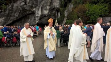 Mgr. Hendriks weer terug uit Lourdes