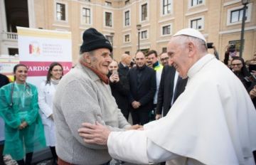 Paus Franciscus tijdens de eerste Werelddag van de Armen in 2017