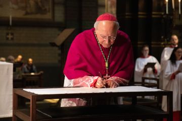 Pauselijk nuntius Mgr. Cavalli ondertekent de akte