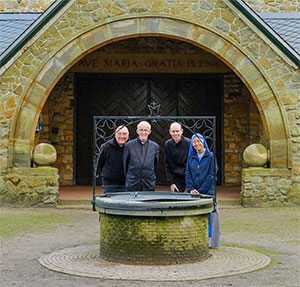 v.l.n.r. Pastoor Overmars, pater Gerard Weijers, rector Jeroen de Wit en zuster Esperanza