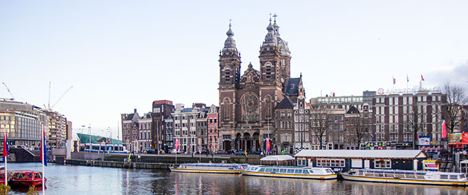 Nicolaasbasiliek - tegenover Centraal Station Amsterdam