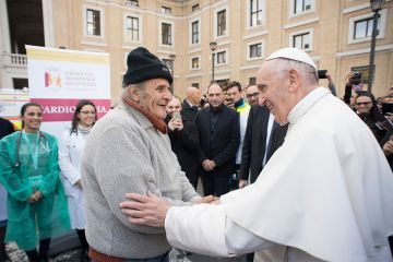 Paus Franciscus in ontmoeting (vóór corona) met de armen