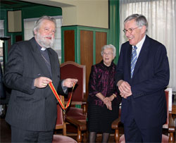 In november 2011 ontving Maarten Elsenburg nog de pauselijke onderscheiding ‘Commandeur Gregoriusorde’ In november 2011 ontving Maarten Elsenburg nog de pauselijke onderscheiding ‘Commandeur Gregoriusorde’
