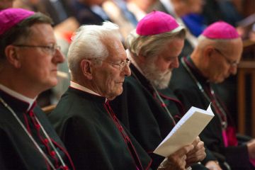 V.l.n.r. Mgr. Hendriks, mgr. De Groot, mgr. Punt en mgr. Van Burgsteden