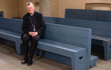 Mgr. Hendriks in de kapel van de Tiltenberg