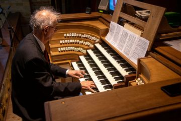 Organist Ton van Eck op het Grote Orgel