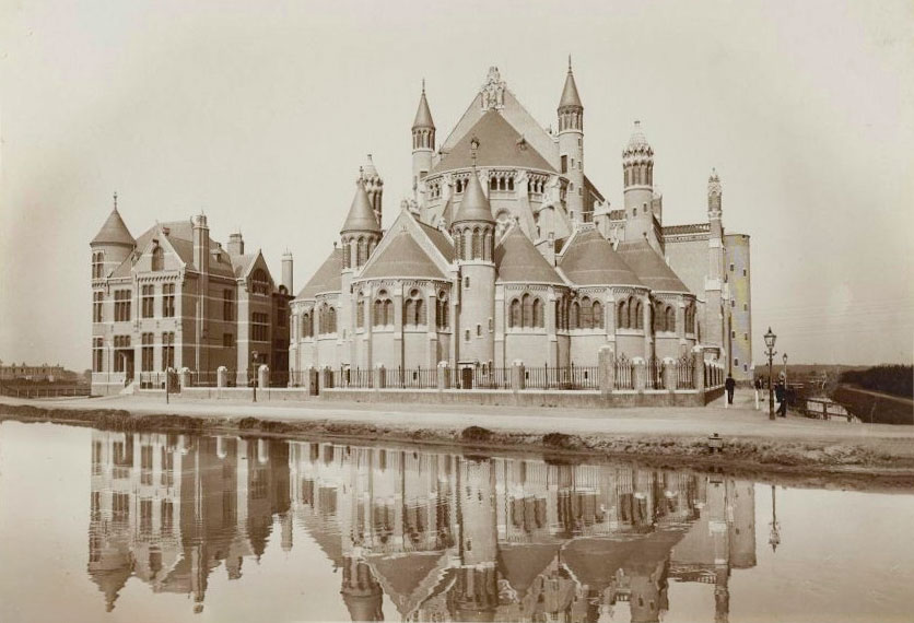 1898: Hoogkoor en plebanie zijn opgeleverd, de rest moet nog gebouwd worden.