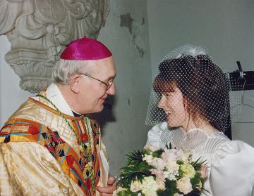 Mgr. Bomers bij de huwelijksvoltrekking van een bruidspaar in de slotkapel van Egmond aan den Hoef in mei 1993