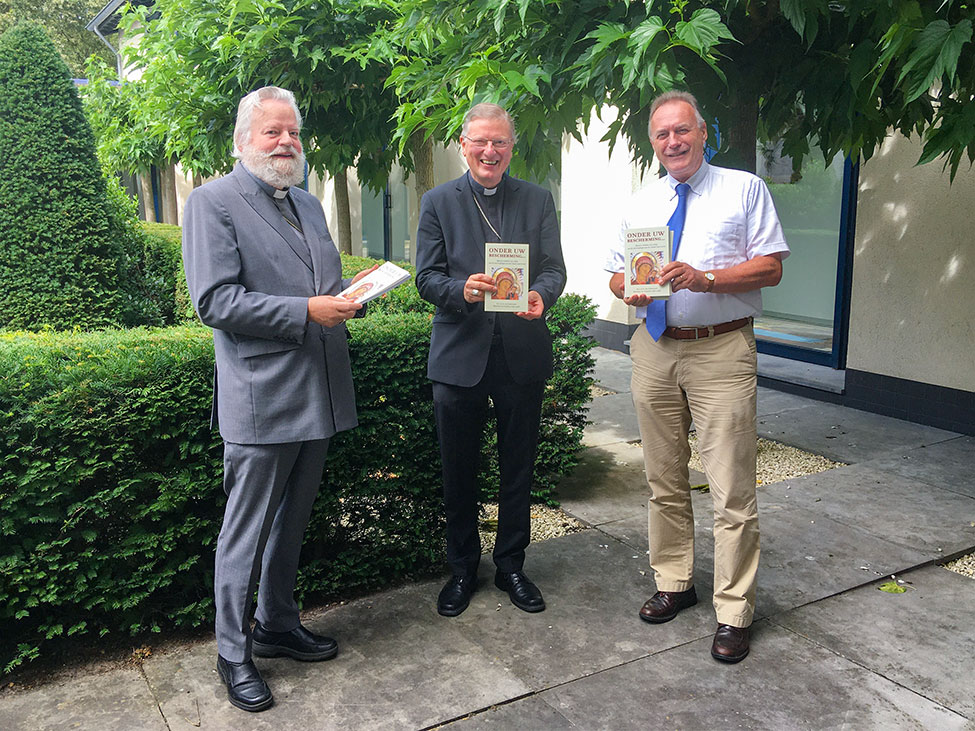 Archieffoto van een boekpresentatie met Mgr. Punt, Mgr. Hendriks en Leo Fijen