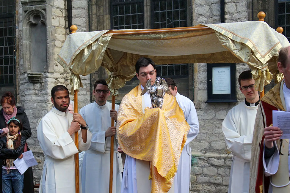 Pater Diego Pildain draagt de reliekschrijn voor aanvang van een eerdere processie