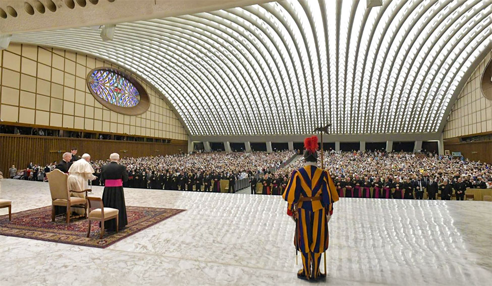Paus Franciscus houdt audiëntie in de publiekszaal Paus Franciscus houdt audiëntie in de publiekszaal