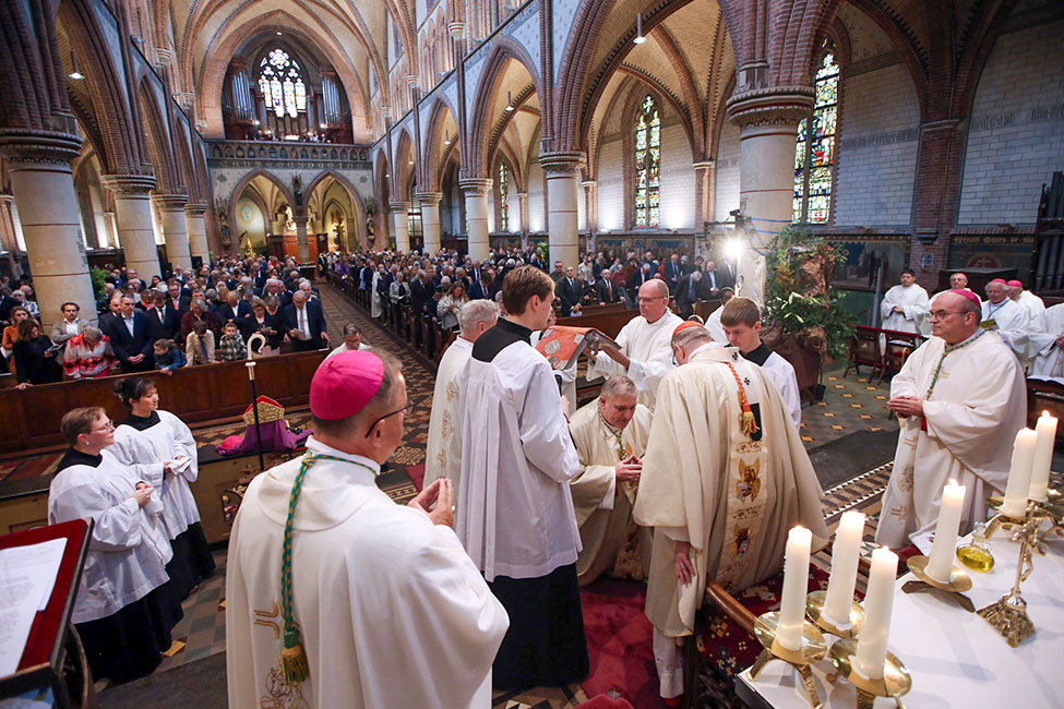 Mgr. Cornelissen gewijd in Groningen Mgr. Cornelissen gewijd in Groningen
